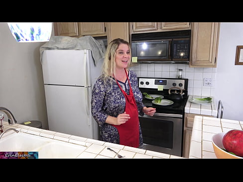 ❤️ Stepmom u munghje in cucina prima di a so data Porno à noi % co.porn-milf300.ru%